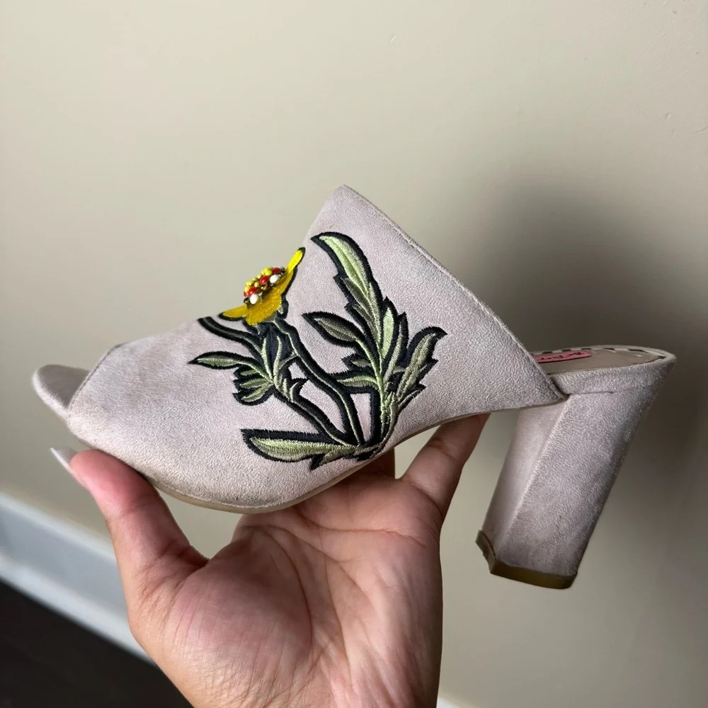 Betsey Johnson Yellow Floral Embroidered Mules Size 9ā - Picture 5 of 15